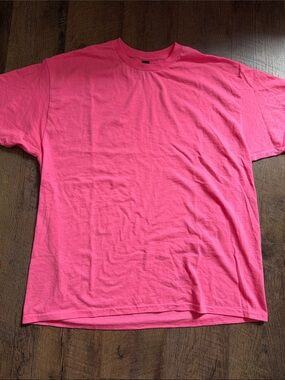 Gildan Men’s Crewneck T-Shirt in Neon Pink